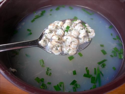 국물 맛이 예술인 재첩국 